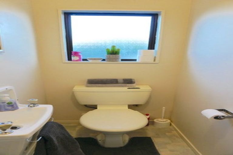 Photo of property in 2/14 Sandgate Avenue, Botany Downs, Auckland, 2010