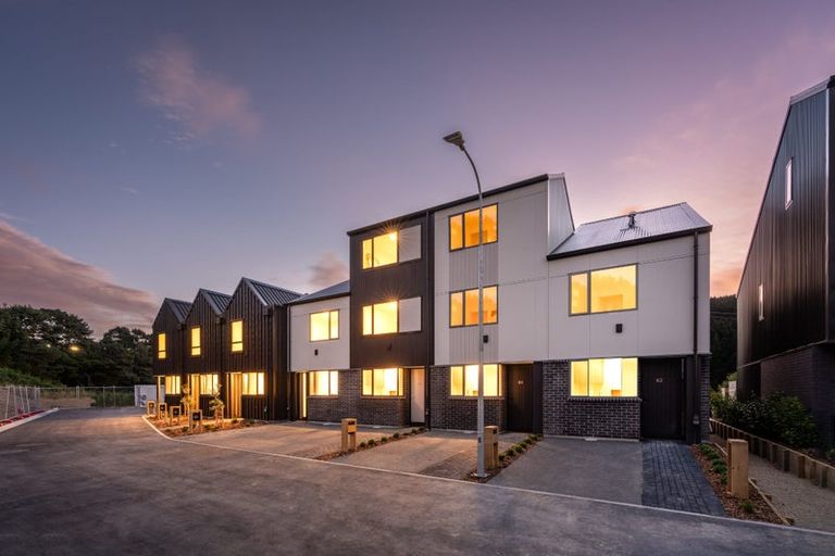 Photo of property in 84 Ara Paiwhenua, Tawa, Wellington, 5028