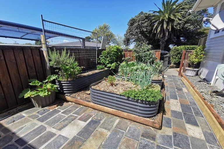 Photo of property in 141 Ennis Avenue, Pakuranga Heights, Auckland, 2010