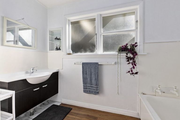 Photo of property in 15a Romney Square, Tawa, Wellington, 5028