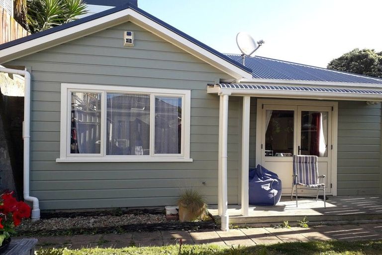 Photo of property in 6 Glendavar Street, Berhampore, Wellington, 6023