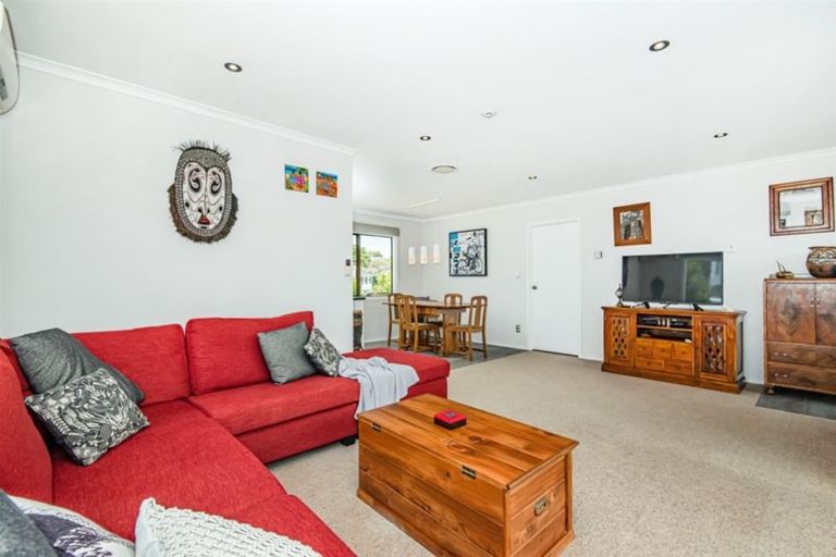 Photo of property in 4 Mona Vale, West Harbour, Auckland, 0618