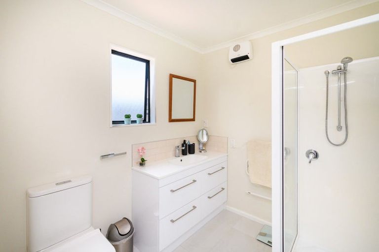 Photo of property in 96 Pacific Drive, Fitzherbert, Palmerston North, 4410