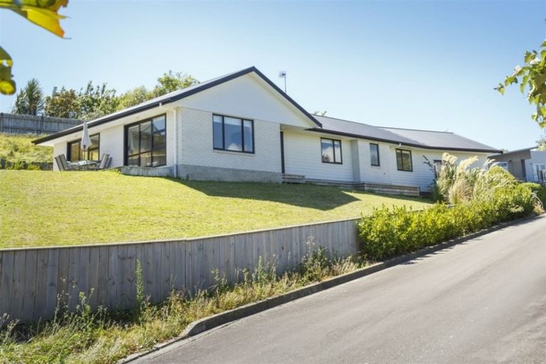 Photo of property in 20 La Lena Grove, Fitzherbert, Palmerston North, 4410