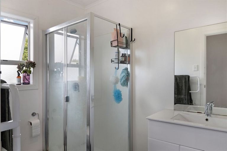 Photo of property in 2 Totara Road, Te Atatu Peninsula, Auckland, 0610