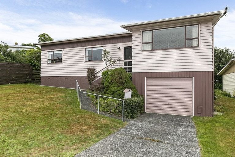 Photo of property in 4 Bloomsbury Grove, Newlands, Wellington, 6037