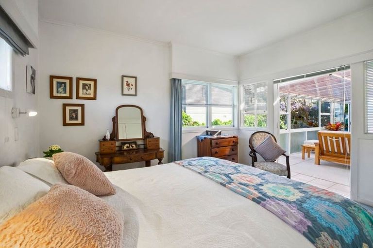 Photo of property in 1/290 East Coast Road, Forrest Hill, Auckland, 0620