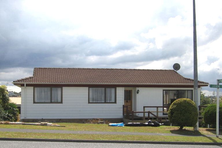 Photo of property in 162 Luckens Road, West Harbour, Auckland, 0618