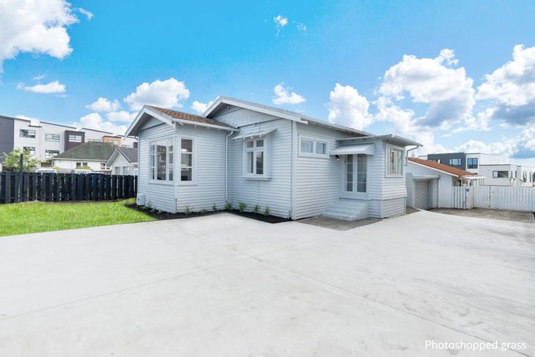 Photo of property in 3147 Great North Road, New Lynn, Auckland, 0600