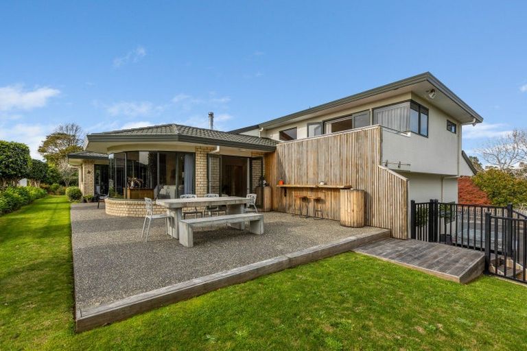 Photo of property in 22 Kinross Drive, Merrilands, New Plymouth, 4312