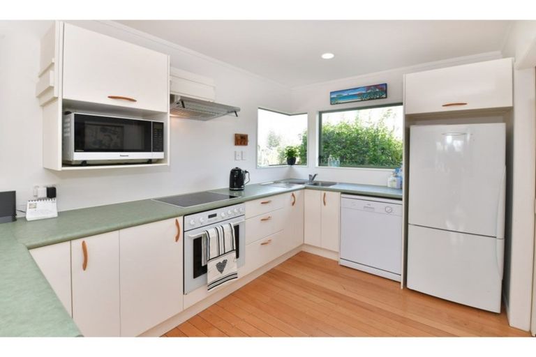 Photo of property in 2/10 Ross Crescent, Orewa, 0931