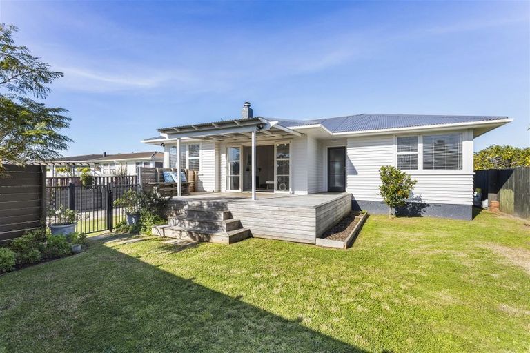 Photo of property in 3 Clinton Avenue, Te Atatu Peninsula, Auckland, 0610