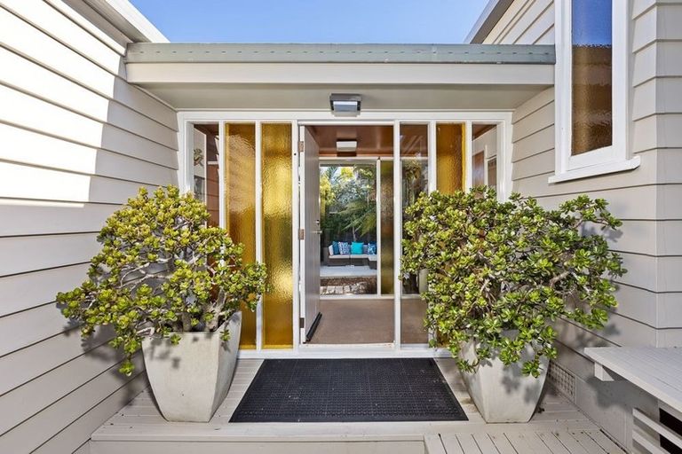 Photo of property in 17 Lydia Avenue, Northcote, Auckland, 0627