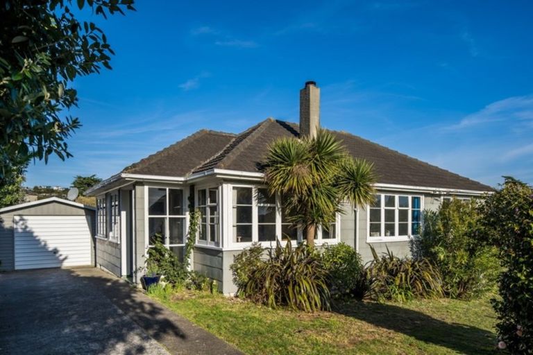 Photo of property in 32 Jillett Street, Titahi Bay, Porirua, 5022