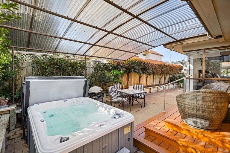 Photo of property in 2/1 Bluefin Way, West Harbour, Auckland, 0618