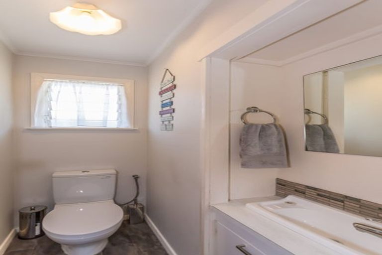 Photo of property in 32 Highbury Drive, Levin, 5510