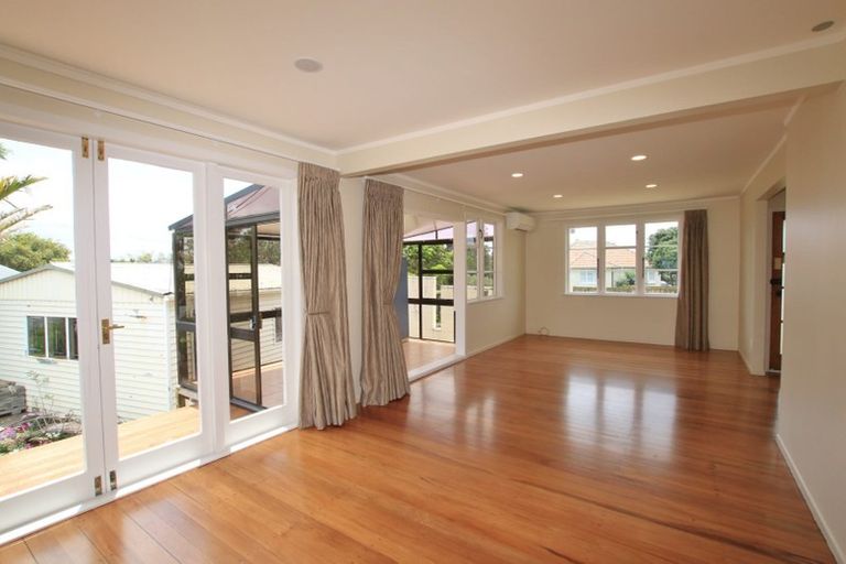 Photo of property in 36 Philomel Crescent, Bayswater, Auckland, 0622