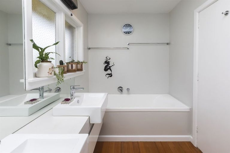 Photo of property in 8 Wildwood Avenue, Wainoni, Christchurch, 8061