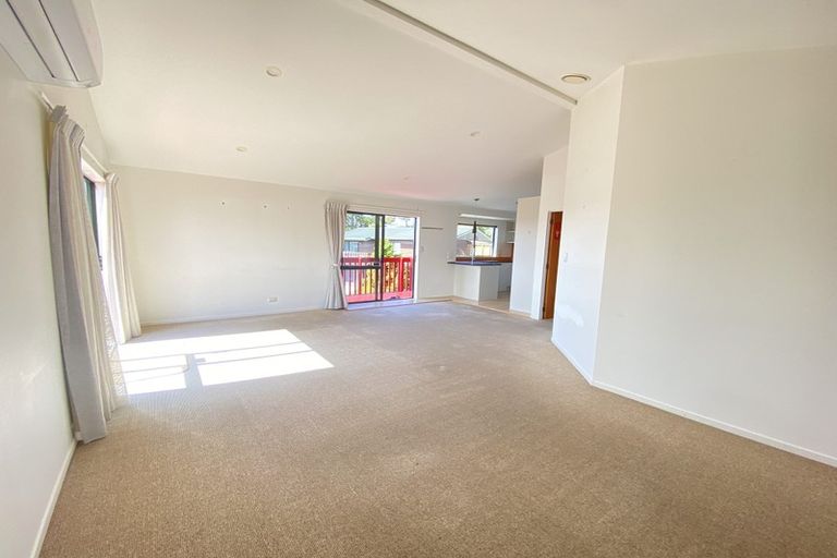 Photo of property in 1/76 Target Road, Totara Vale, Auckland, 0629