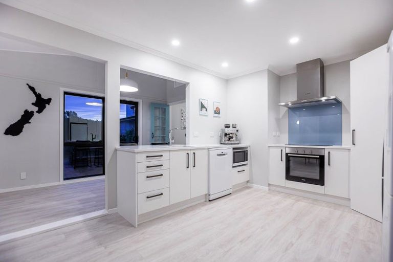 Photo of property in 10 Fenside Street, Waikanae Beach, Waikanae, 5036
