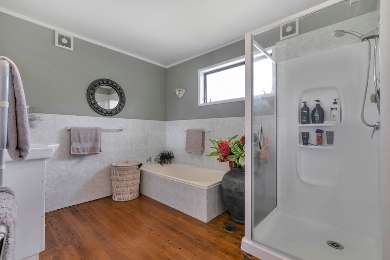 Photo of property in 17 Matua Road, Huapai, Kumeu, 0810