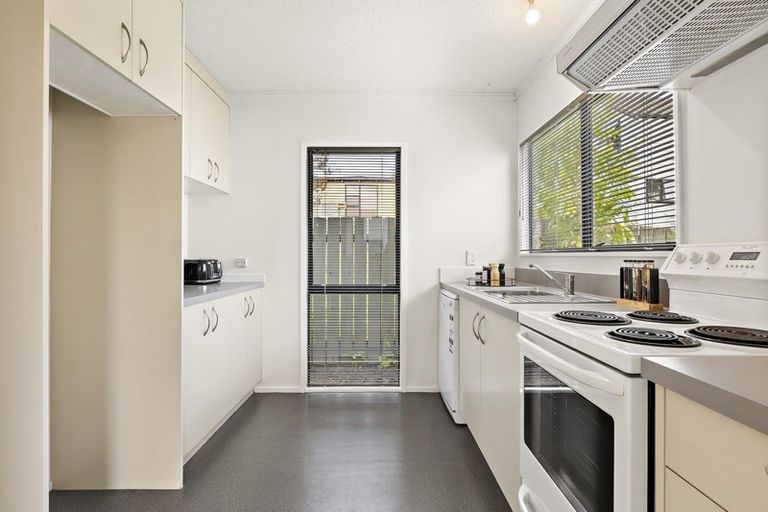 Photo of property in 2/66a Birkdale Road, Birkdale, Auckland, 0626