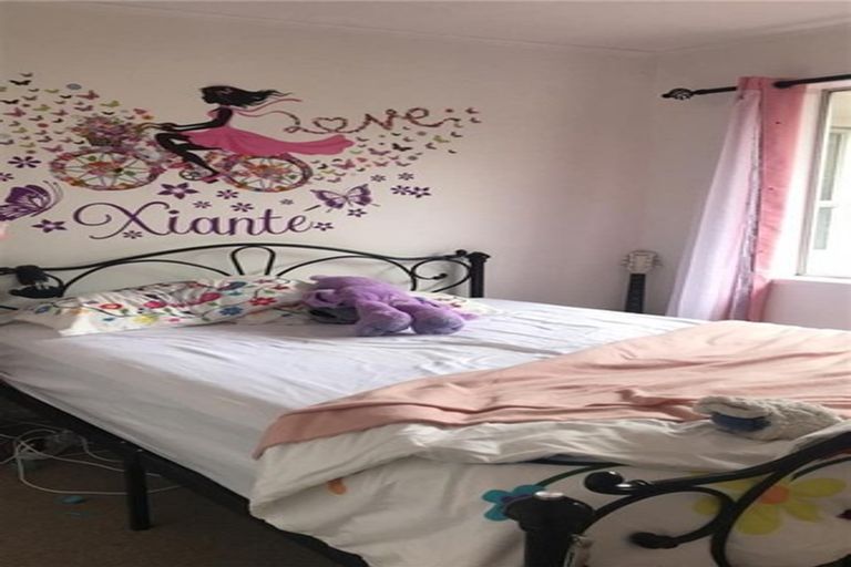 Photo of property in 13 Booralee Avenue, Botany Downs, Auckland, 2010