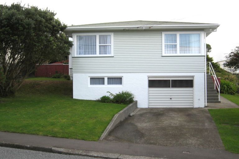 Photo of property in 18 Cotswold Crescent, Newlands, Wellington, 6037