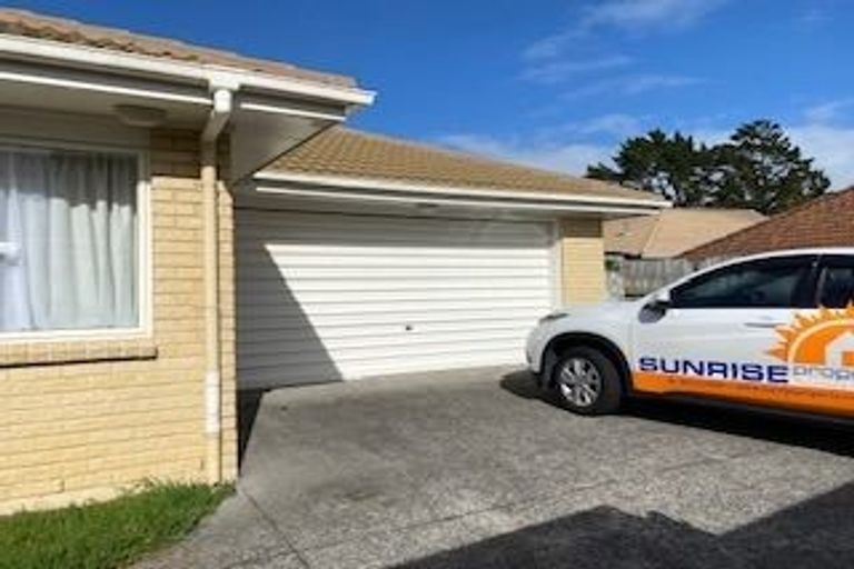 Photo of property in 2/7 Bernie Edwards Place, Botany Downs, Auckland, 2010