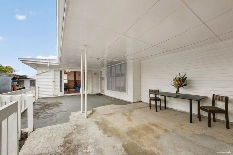 Photo of property in 53 Beaubank Road, Kelston, Auckland, 0602