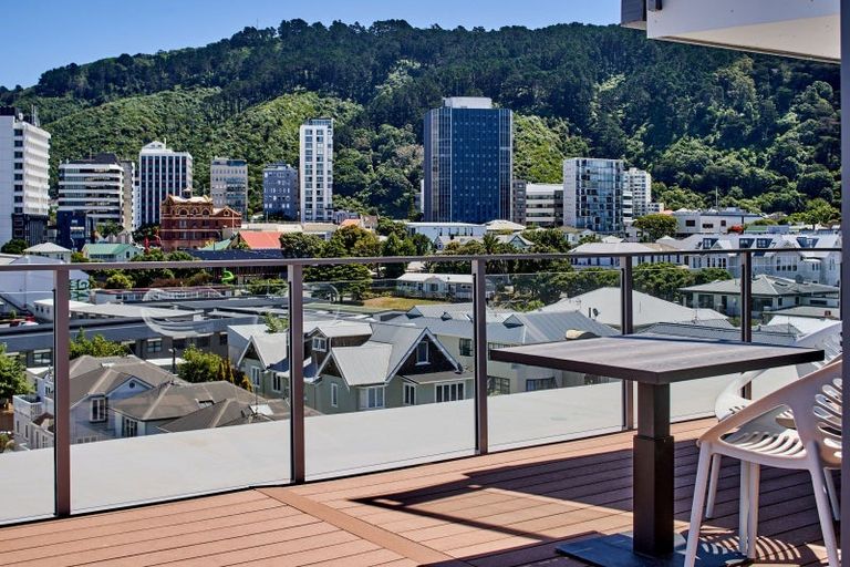 Photo of property in Endeavour Apartments, 1/125 Thorndon Quay, Pipitea, Wellington, 6011