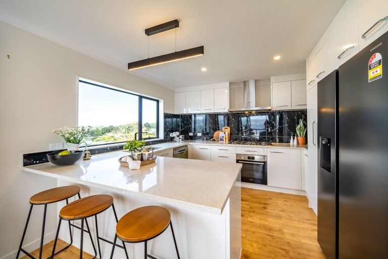 Photo of property in 8 Poto Road, Normandale, Lower Hutt, 5010