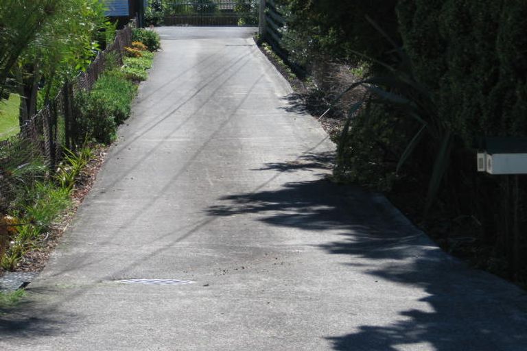 Photo of property in 28 Divich Avenue, Te Atatu South, Auckland, 0610