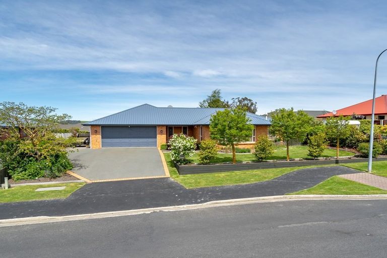 Photo of property in 2 Sunninghurst Drive, Fairfield, Dunedin, 9018