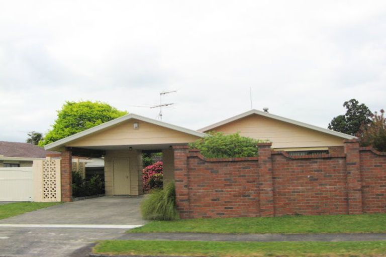 Photo of property in 16 Walter Strevens Drive, Conifer Grove, Takanini, 2112