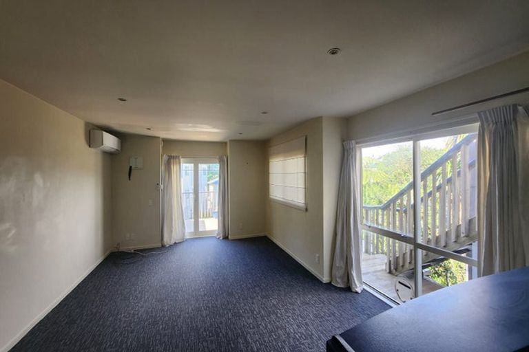 Photo of property in 15 Kopiko Way, Brooklyn, Wellington, 6021