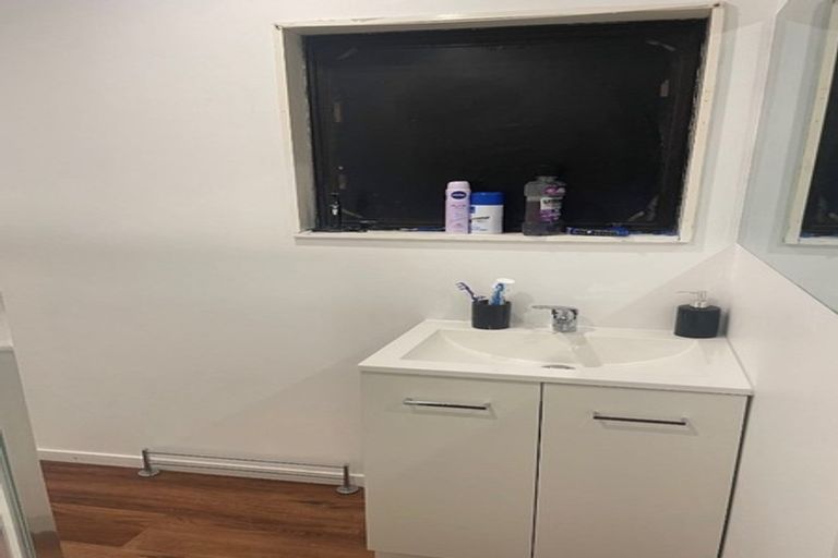 Photo of property in 14a Warrington Grove, Newlands, Wellington, 6037