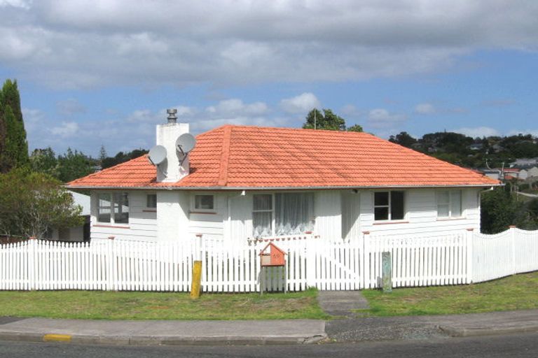 Photo of property in 2 Woodhams Street, Beach Haven, Auckland, 0626