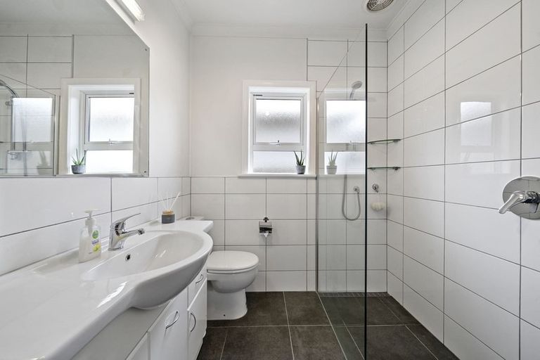 Photo of property in 25 Mexted Terrace, Tawa, Wellington, 5028