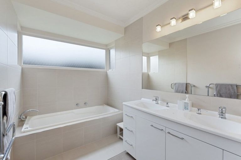 Photo of property in 28 Springfield Crescent, Enderley, Hamilton, 3214