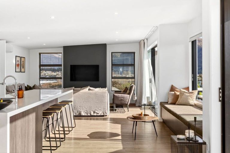 Photo of property in 33 Kirimoko Crescent, Wanaka, 9305