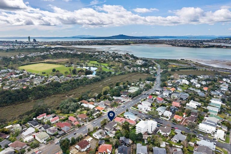 Photo of property in 30 Onewa Road, Northcote Point, Auckland, 0627