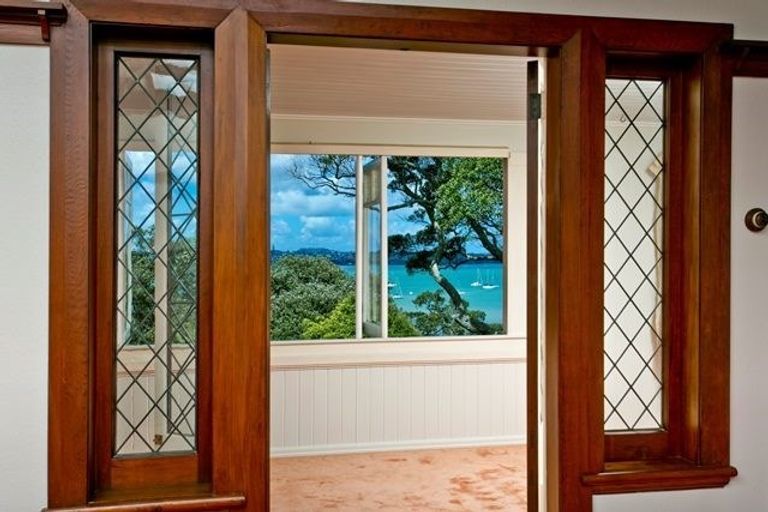 Photo of property in 118 Queen Street, Northcote Point, Auckland, 0627