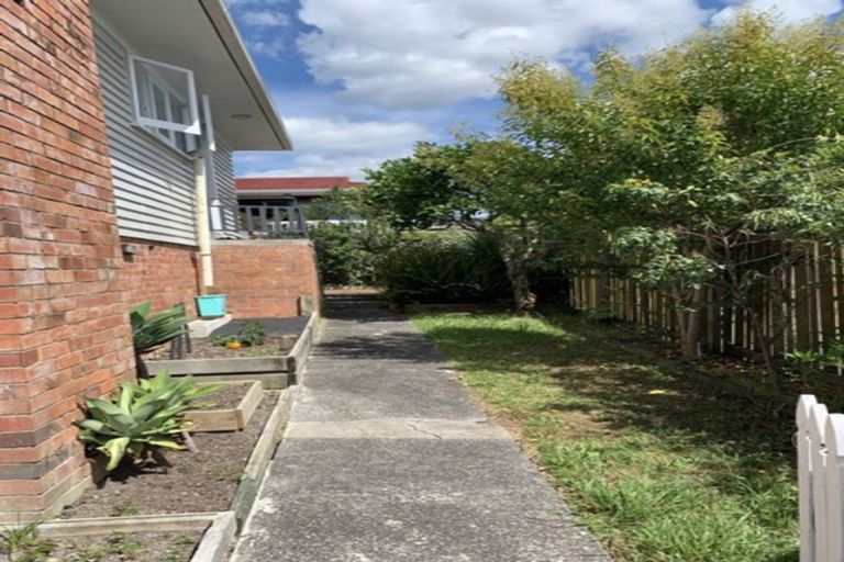 Photo of property in 2/9 Lex Avenue, Green Bay, Auckland, 0604