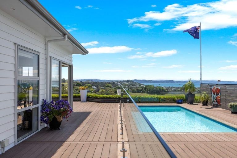 Photo of property in 15 Woodridge Drive, Stanmore Bay, Whangaparaoa, 0932