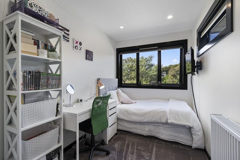 Photo of property in 42 Albatross Close, Whitby, Porirua, 5024