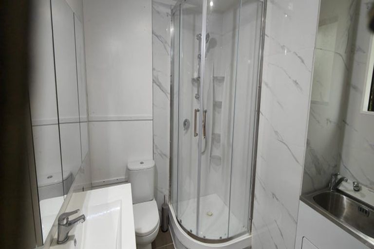 Photo of property in 2/68 Totaravale Drive, Totara Vale, Auckland, 0629