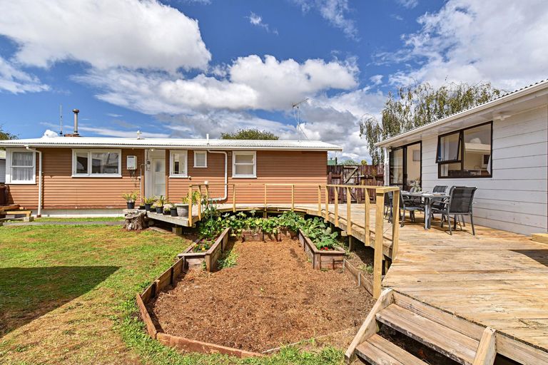 Photo of property in 10 Lomas Place, Manurewa, Auckland, 2102