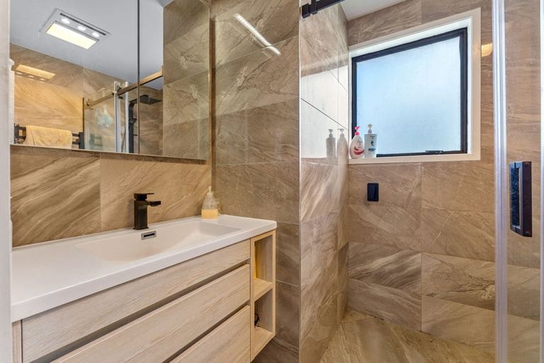 Photo of property in 2/10 Silver Road, Weymouth, Auckland, 2103