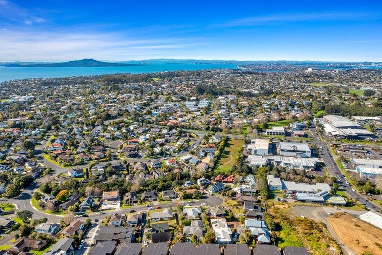 Photo of property in 1/56 Centorian Drive, Windsor Park, Auckland, 0632